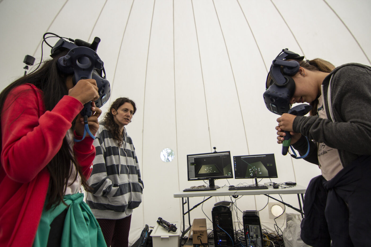 Deux participants qui font l'expérience de l'œuvre en réalité virtuelle "Ballet et poussières", avec Stéphanie Lagueux